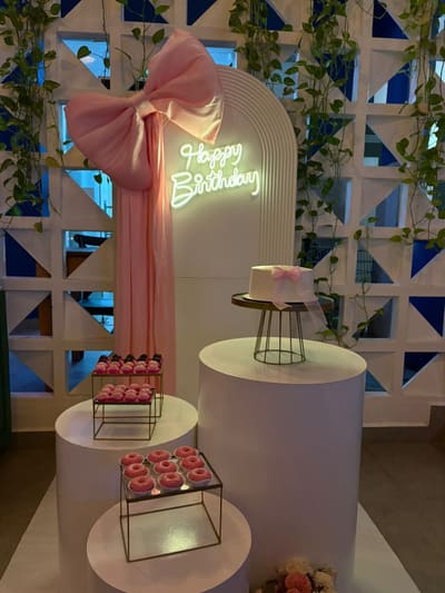 Decoração de aniversário adulto com neon Happy Birthday em Porto Velho