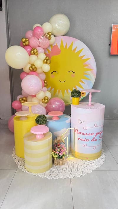 Decoração de festa infantil tema Sol com balões em tons pastel em Porto Velho